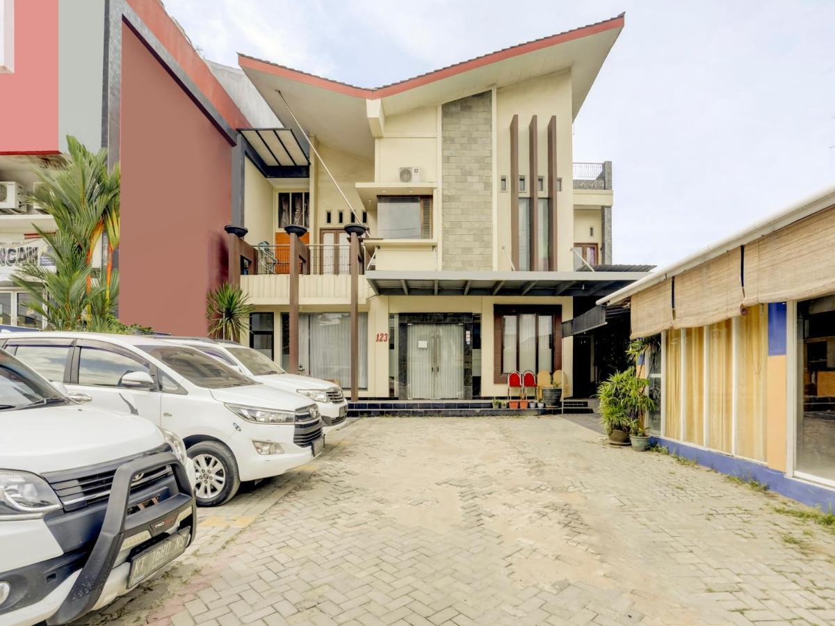 OYO 3884 Dixie Syariah Guest House Samarinda Bagian luar foto